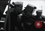 Standbild US Coast Gardisten erklären Betrieb von 20mm Flak vor Weymouth England, 1944, aus Sekunde 57 historischem Filmmaterial Videoclip 65675046310