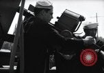 Standbild US Coast Gardisten erklären Betrieb von 20mm Flak vor Weymouth England, 1944, aus Sekunde 58 historischem Filmmaterial Videoclip 65675046310