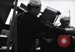 Standbild US Coast Gardisten erklären Betrieb von 20mm Flak vor Weymouth England, 1944, aus Sekunde 59 historischem Filmmaterial Videoclip 65675046310