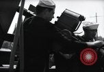 Standbild US Coast Gardisten erklären Betrieb von 20mm Flak vor Weymouth England, 1944, aus Sekunde 60 historischem Filmmaterial Videoclip 65675046310