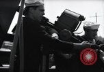 Standbild US Coast Gardisten erklären Betrieb von 20mm Flak vor Weymouth England, 1944, aus Sekunde 61 historischem Filmmaterial Videoclip 65675046310