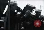 Standbild US Coast Gardisten erklären Betrieb von 20mm Flak vor Weymouth England, 1944, aus Sekunde 62 historischem Filmmaterial Videoclip 65675046310