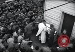 Standbild Der Militärkaplan (katholischen) führt die hl Messe während Zweiten Weltkrieg Weymouth England, 1944, aus Sekunde 5 historischem Filmmaterial Videoclip 65675046311