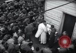 Standbild Der Militärkaplan (katholischen) führt die hl Messe während Zweiten Weltkrieg Weymouth England, 1944, aus Sekunde 6 historischem Filmmaterial Videoclip 65675046311