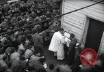 Standbild Der Militärkaplan (katholischen) führt die hl Messe während Zweiten Weltkrieg Weymouth England, 1944, aus Sekunde 8 historischem Filmmaterial Videoclip 65675046311