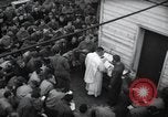 Standbild Der Militärkaplan (katholischen) führt die hl Messe während Zweiten Weltkrieg Weymouth England, 1944, aus Sekunde 10 historischem Filmmaterial Videoclip 65675046311