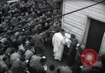 Standbild Der Militärkaplan (katholischen) führt die hl Messe während Zweiten Weltkrieg Weymouth England, 1944, aus Sekunde 11 historischem Filmmaterial Videoclip 65675046311