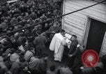 Standbild Der Militärkaplan (katholischen) führt die hl Messe während Zweiten Weltkrieg Weymouth England, 1944, aus Sekunde 14 historischem Filmmaterial Videoclip 65675046311