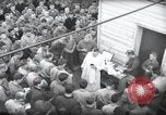 Standbild Der Militärkaplan (katholischen) führt die hl Messe während Zweiten Weltkrieg Weymouth England, 1944, aus Sekunde 15 historischem Filmmaterial Videoclip 65675046311