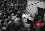 Standbild Der Militärkaplan (katholischen) führt die hl Messe während Zweiten Weltkrieg Weymouth England, 1944, aus Sekunde 16 historischem Filmmaterial Videoclip 65675046311