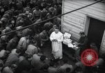 Standbild Der Militärkaplan (katholischen) führt die hl Messe während Zweiten Weltkrieg Weymouth England, 1944, aus Sekunde 17 historischem Filmmaterial Videoclip 65675046311