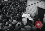 Standbild Der Militärkaplan (katholischen) führt die hl Messe während Zweiten Weltkrieg Weymouth England, 1944, aus Sekunde 19 historischem Filmmaterial Videoclip 65675046311