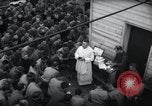Standbild Der Militärkaplan (katholischen) führt die hl Messe während Zweiten Weltkrieg Weymouth England, 1944, aus Sekunde 20 historischem Filmmaterial Videoclip 65675046311