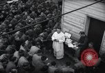 Standbild Der Militärkaplan (katholischen) führt die hl Messe während Zweiten Weltkrieg Weymouth England, 1944, aus Sekunde 21 historischem Filmmaterial Videoclip 65675046311