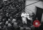 Standbild Der Militärkaplan (katholischen) führt die hl Messe während Zweiten Weltkrieg Weymouth England, 1944, aus Sekunde 23 historischem Filmmaterial Videoclip 65675046311