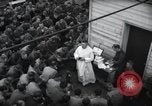 Standbild Der Militärkaplan (katholischen) führt die hl Messe während Zweiten Weltkrieg Weymouth England, 1944, aus Sekunde 25 historischem Filmmaterial Videoclip 65675046311
