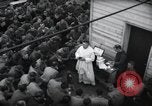 Standbild Der Militärkaplan (katholischen) führt die hl Messe während Zweiten Weltkrieg Weymouth England, 1944, aus Sekunde 26 historischem Filmmaterial Videoclip 65675046311