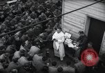 Standbild Der Militärkaplan (katholischen) führt die hl Messe während Zweiten Weltkrieg Weymouth England, 1944, aus Sekunde 27 historischem Filmmaterial Videoclip 65675046311