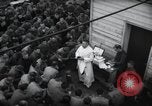 Standbild Der Militärkaplan (katholischen) führt die hl Messe während Zweiten Weltkrieg Weymouth England, 1944, aus Sekunde 28 historischem Filmmaterial Videoclip 65675046311