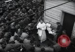 Standbild Der Militärkaplan (katholischen) führt die hl Messe während Zweiten Weltkrieg Weymouth England, 1944, aus Sekunde 29 historischem Filmmaterial Videoclip 65675046311