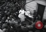 Standbild Der Militärkaplan (katholischen) führt die hl Messe während Zweiten Weltkrieg Weymouth England, 1944, aus Sekunde 30 historischem Filmmaterial Videoclip 65675046311