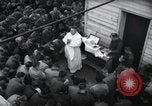 Standbild Der Militärkaplan (katholischen) führt die hl Messe während Zweiten Weltkrieg Weymouth England, 1944, aus Sekunde 31 historischem Filmmaterial Videoclip 65675046311