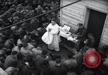 Standbild Der Militärkaplan (katholischen) führt die hl Messe während Zweiten Weltkrieg Weymouth England, 1944, aus Sekunde 32 historischem Filmmaterial Videoclip 65675046311