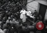 Standbild Der Militärkaplan (katholischen) führt die hl Messe während Zweiten Weltkrieg Weymouth England, 1944, aus Sekunde 34 historischem Filmmaterial Videoclip 65675046311