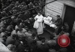 Standbild Der Militärkaplan (katholischen) führt die hl Messe während Zweiten Weltkrieg Weymouth England, 1944, aus Sekunde 35 historischem Filmmaterial Videoclip 65675046311