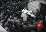 Standbild Der Militärkaplan (katholischen) führt die hl Messe während Zweiten Weltkrieg Weymouth England, 1944, aus Sekunde 36 historischem Filmmaterial Videoclip 65675046311