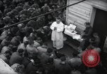 Standbild Der Militärkaplan (katholischen) führt die hl Messe während Zweiten Weltkrieg Weymouth England, 1944, aus Sekunde 37 historischem Filmmaterial Videoclip 65675046311