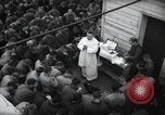 Standbild Der Militärkaplan (katholischen) führt die hl Messe während Zweiten Weltkrieg Weymouth England, 1944, aus Sekunde 38 historischem Filmmaterial Videoclip 65675046311