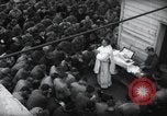 Standbild Der Militärkaplan (katholischen) führt die hl Messe während Zweiten Weltkrieg Weymouth England, 1944, aus Sekunde 41 historischem Filmmaterial Videoclip 65675046311