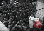 Standbild Der Militärkaplan (katholischen) führt die hl Messe während Zweiten Weltkrieg Weymouth England, 1944, aus Sekunde 48 historischem Filmmaterial Videoclip 65675046311