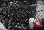 Standbild Der Militärkaplan (katholischen) führt die hl Messe während Zweiten Weltkrieg Weymouth England, 1944, aus Sekunde 50 historischem Filmmaterial Videoclip 65675046311
