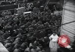 Standbild Der Militärkaplan (katholischen) führt die hl Messe während Zweiten Weltkrieg Weymouth England, 1944, aus Sekunde 52 historischem Filmmaterial Videoclip 65675046311
