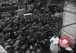 Standbild Der Militärkaplan (katholischen) führt die hl Messe während Zweiten Weltkrieg Weymouth England, 1944, aus Sekunde 53 historischem Filmmaterial Videoclip 65675046311