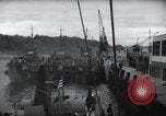 Image US Péniches de débarquement quittent l'Angleterre pour invasion du Jour J en France dans le monde Weymouth en Angleterre, 1944, de la seconde 15 séquences d'archives historiques vidéo 65675046312