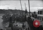Image US Péniches de débarquement quittent l'Angleterre pour invasion du Jour J en France dans le monde Weymouth en Angleterre, 1944, de la seconde 17 séquences d'archives historiques vidéo 65675046312
