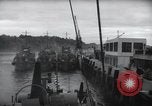 Image US Péniches de débarquement quittent l'Angleterre pour invasion du Jour J en France dans le monde Weymouth en Angleterre, 1944, de la seconde 28 séquences d'archives historiques vidéo 65675046312