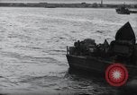 Image US Péniches de débarquement quittent l'Angleterre pour invasion du Jour J en France dans le monde Weymouth en Angleterre, 1944, de la seconde 52 séquences d'archives historiques vidéo 65675046312
