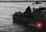 Image US Péniches de débarquement quittent l'Angleterre pour invasion du Jour J en France dans le monde Weymouth en Angleterre, 1944, de la seconde 56 séquences d'archives historiques vidéo 65675046312