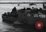 Image US Péniches de débarquement quittent l'Angleterre pour invasion du Jour J en France dans le monde Weymouth en Angleterre, 1944, de la seconde 61 séquences d'archives historiques vidéo 65675046312