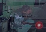 Standbild F-4 Phantom II bewaffnet und CH-46 Helikopter geladen während der Schlacht Vietnam, 1967, aus Sekunde 1 historischem Filmmaterial Videoclip 65675046345