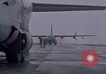 Standbild F-4 Phantom II bewaffnet und CH-46 Helikopter geladen während der Schlacht Vietnam, 1967, aus Sekunde 3 historischem Filmmaterial Videoclip 65675046345
