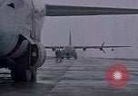 Standbild F-4 Phantom II bewaffnet und CH-46 Helikopter geladen während der Schlacht Vietnam, 1967, aus Sekunde 4 historischem Filmmaterial Videoclip 65675046345