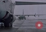 Standbild F-4 Phantom II bewaffnet und CH-46 Helikopter geladen während der Schlacht Vietnam, 1967, aus Sekunde 6 historischem Filmmaterial Videoclip 65675046345