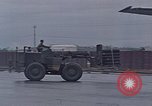 Standbild F-4 Phantom II bewaffnet und CH-46 Helikopter geladen während der Schlacht Vietnam, 1967, aus Sekunde 14 historischem Filmmaterial Videoclip 65675046345