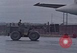 Standbild F-4 Phantom II bewaffnet und CH-46 Helikopter geladen während der Schlacht Vietnam, 1967, aus Sekunde 15 historischem Filmmaterial Videoclip 65675046345