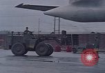 Standbild F-4 Phantom II bewaffnet und CH-46 Helikopter geladen während der Schlacht Vietnam, 1967, aus Sekunde 16 historischem Filmmaterial Videoclip 65675046345